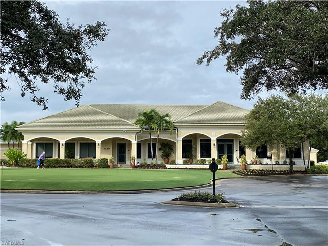 Pro Shop exterior and putting green | Image 30