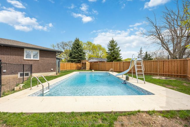 12 Sunset Ave, House other with 5 bedrooms, 2 bathrooms and 8 parking in Warwick ON | Image 37