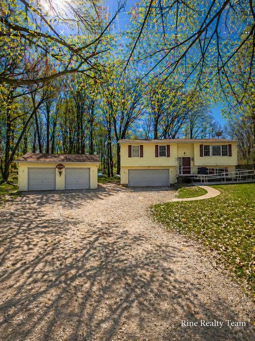 838 Fremont St, Newaygo, MI, 49337-9675 | Card Image