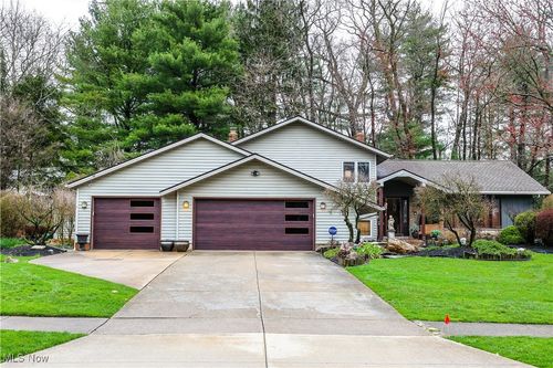 6585 Strathmore Dr, Valley View, OH, 44125-5514 | Card Image