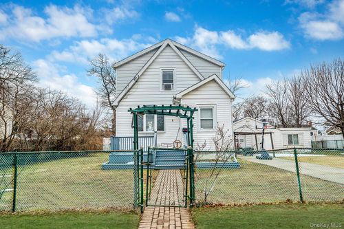 180 25th St, Copiague, NY, 11726-2904 | Card Image