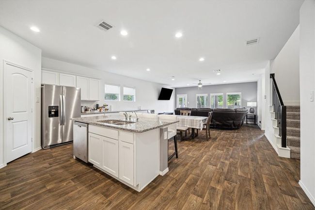 922 Forest Vw, House other with 5 bedrooms, 3 bathrooms and 3 parking in New Caney TX | Image 4