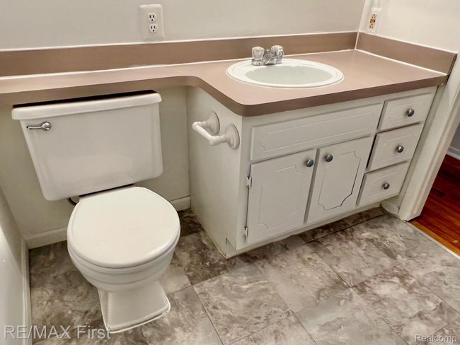 Lower Flat Full Bath | Image 15