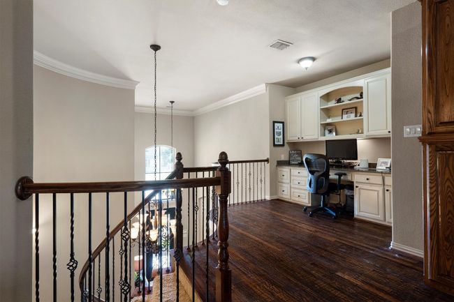 Loft with built-in workspace | Image 21