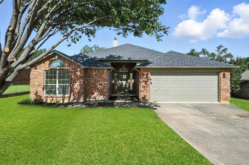 713 Madeline Ct, Azle, TX, 76020-2586 | Card Image