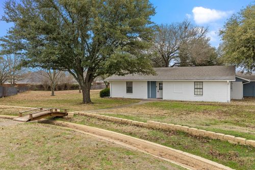 102 Bowie Cv, Gainesville, TX, 76240-9457 | Card Image