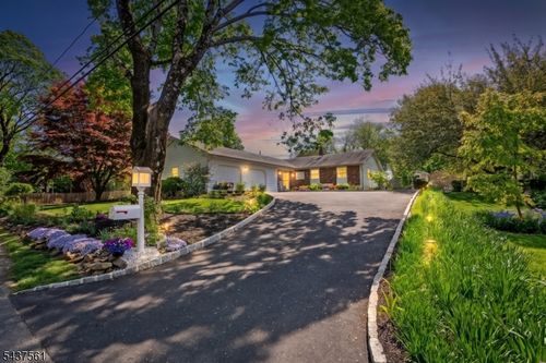 4 Hillcrest Ave, Mendham, NJ, 07945-1608 | Card Image