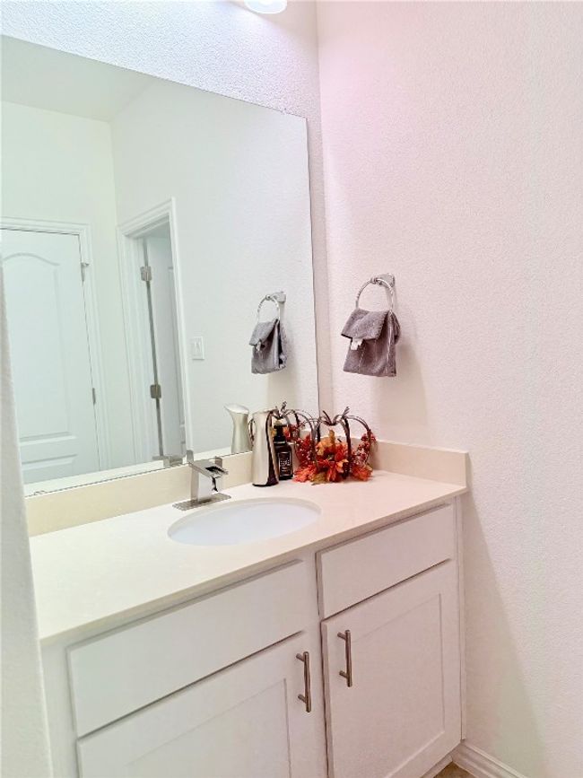 Jack and Jill Bathroom with Vanity | Image 34
