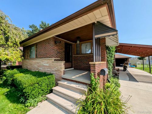 8242 Racine Rd, Warren, MI, 48093-6746 | Card Image