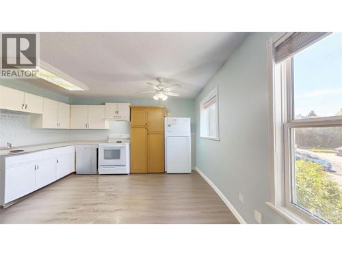 201 Hollyburn Dr, Kamloops, BC, V2E1Y9 | Card Image