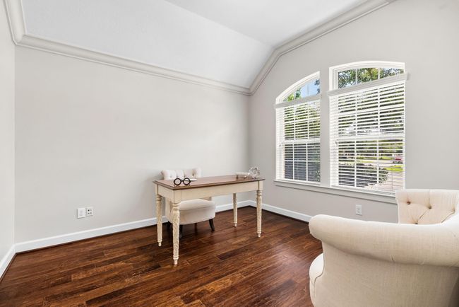 Office space with a lot of light | Image 7