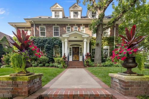 2400 W Lake Of The Isles Pkwy, Minneapolis, MN, 55405-2331 | Card Image