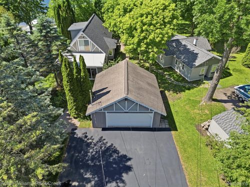10435 Spring St, Fenton, MI, 48430-2464 | Card Image