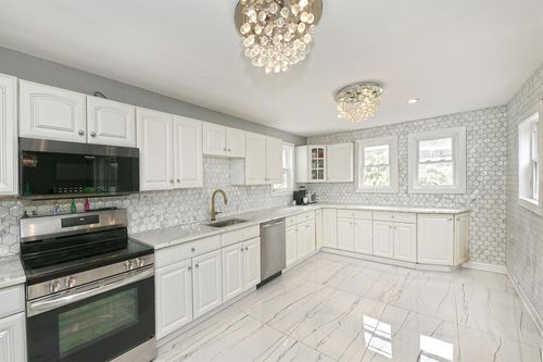 5 Shadywood Ct, Huntington, NY, 11743-5246 | Card Image