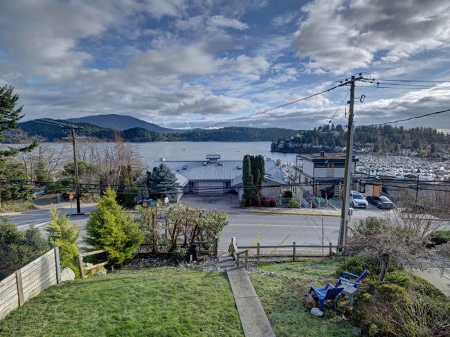 529 S Fletcher Road, House other with 4 bedrooms, 2 bathrooms and 2 parking in Gibsons BC | Image 12