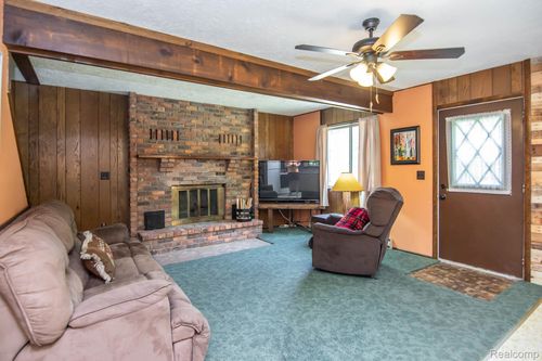 202 Redwine Dr, Houghton Lake, MI, 48629-9135 | Card Image