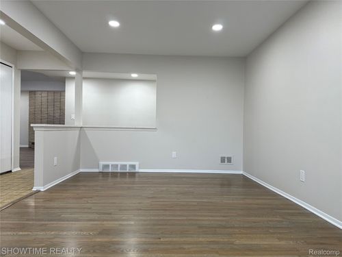 2848 Reese Dr, Sterling Heights, MI, 48310-3649 | Card Image