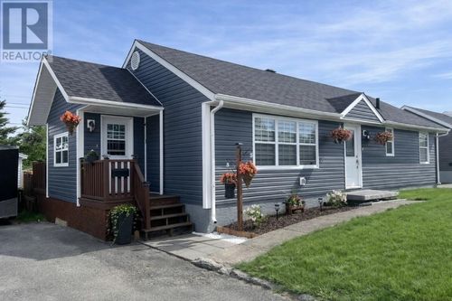 812 Beothuck St, Labrador City, NL, A2V1H4 | Card Image