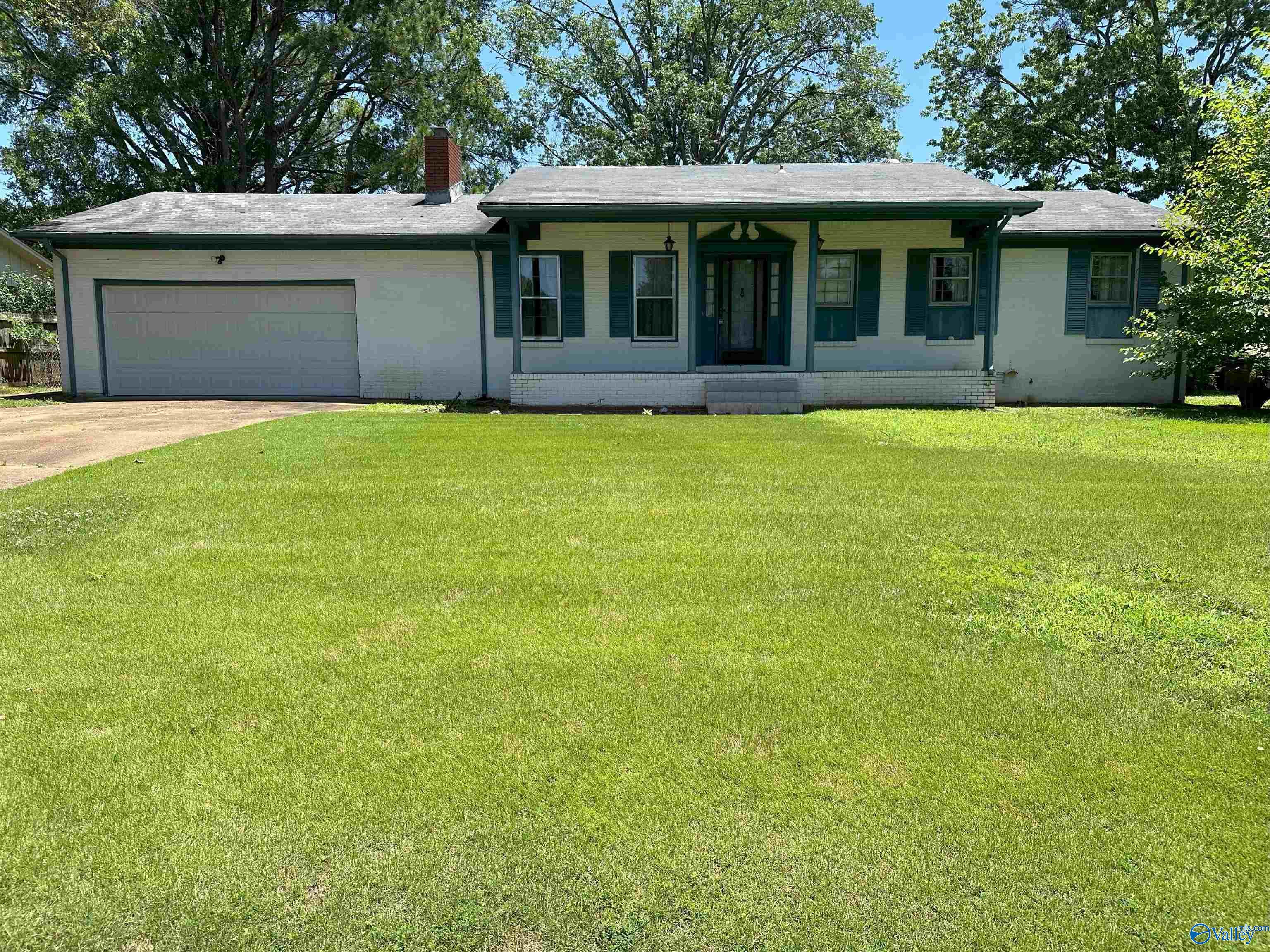 Cloverdale Ave, Decatur, AL 35601