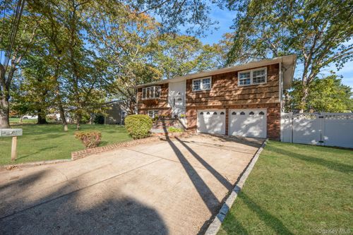 31 Virginia Ct, Sayville, NY, 11782-1319 | Card Image