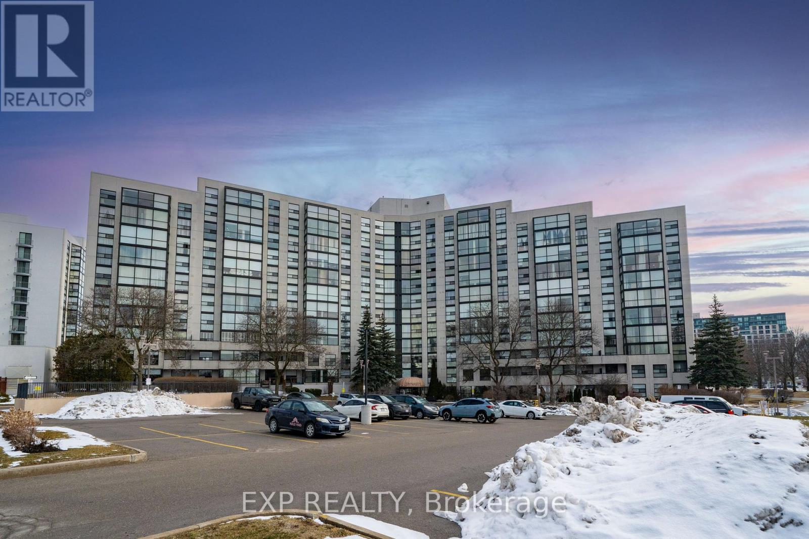 Residential in Richmond Hill (North Richvale) 3