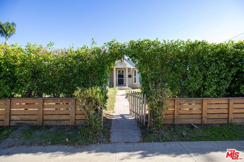 4216 W Victory Blvd, Burbank, CA, 91505-1333 | Card Image