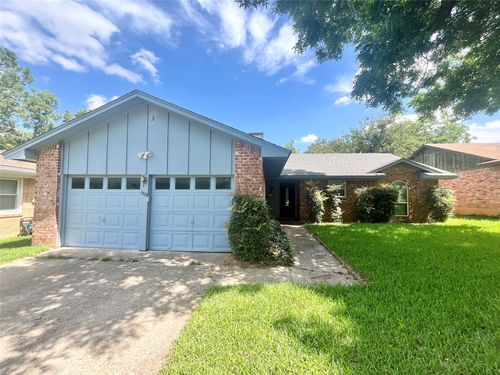 1703 Pecan Park Dr, Arlington, TX, 76012-3031 | Card Image