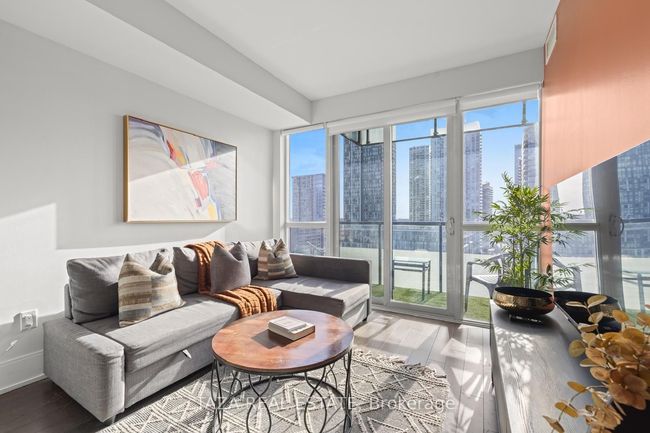 1231 - 560 Front St W, Condo with 3 bedrooms, 2 bathrooms and 1 parking in Toronto ON | Image 8