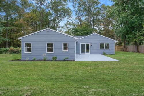 11 Wildwood Rd, Ridge, NY, 11961-2625 | Card Image