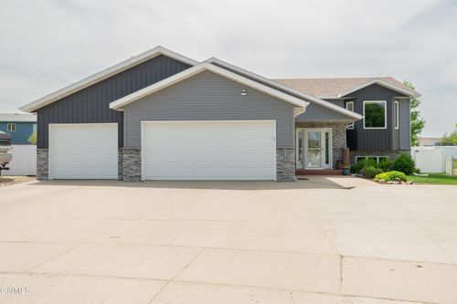 2501 Bender Place Se, Mandan, ND, 58554 | Card Image