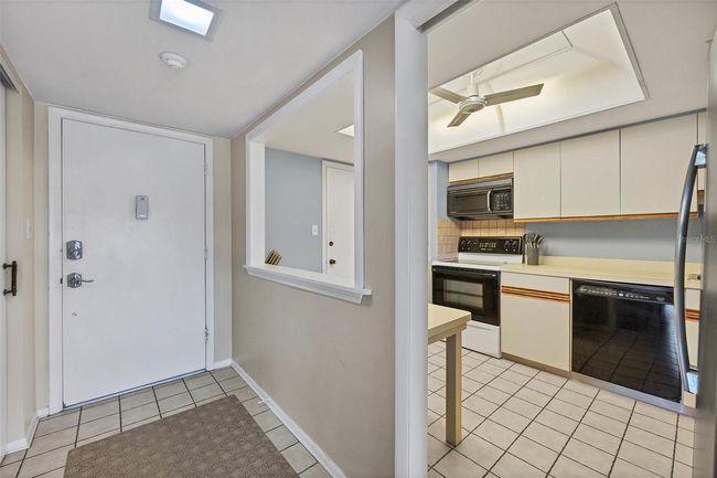201 - 2100 Benjamin Franklin Dr, Condo with 2 bedrooms, 2 bathrooms and null parking in SARASOTA FL | Image 9