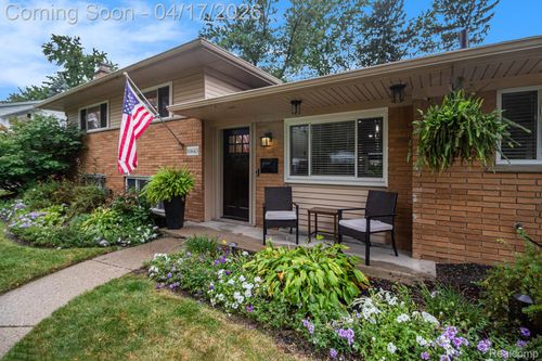 16643 Whitby St, Livonia, MI, 48154-2508 | Card Image
