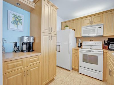 1212 - 3725 S Ocean Dr, Condo with 1 bedrooms, 1 bathrooms and null parking in Hollywood FL | Image 3