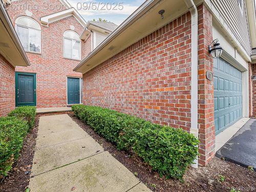 617 Macwilliams Ln, Royal Oak, MI, 48067-4533 | Card Image