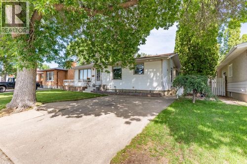 2339 20 Ave Se, Medicine Hat, AB, T1A3Y2 | Card Image