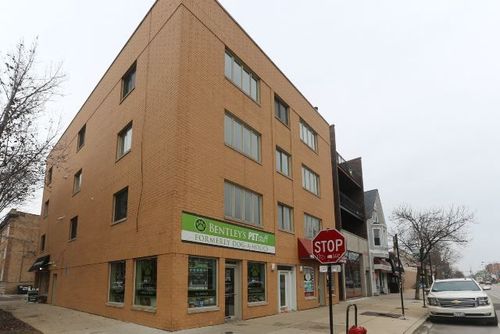 3655 N Southport Ave, CHICAGO, IL, 60613-4927 | Card Image
