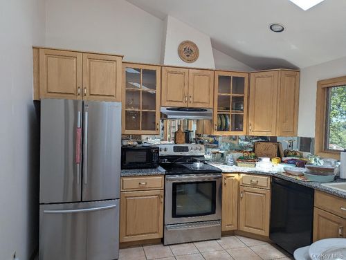 148 Geymer Dr, Mahopac, NY, 10541-2039 | Card Image