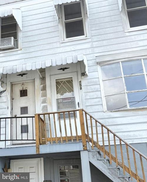 758 Walnut St, POTTSVILLE, PA, 17901-1201 | Card Image