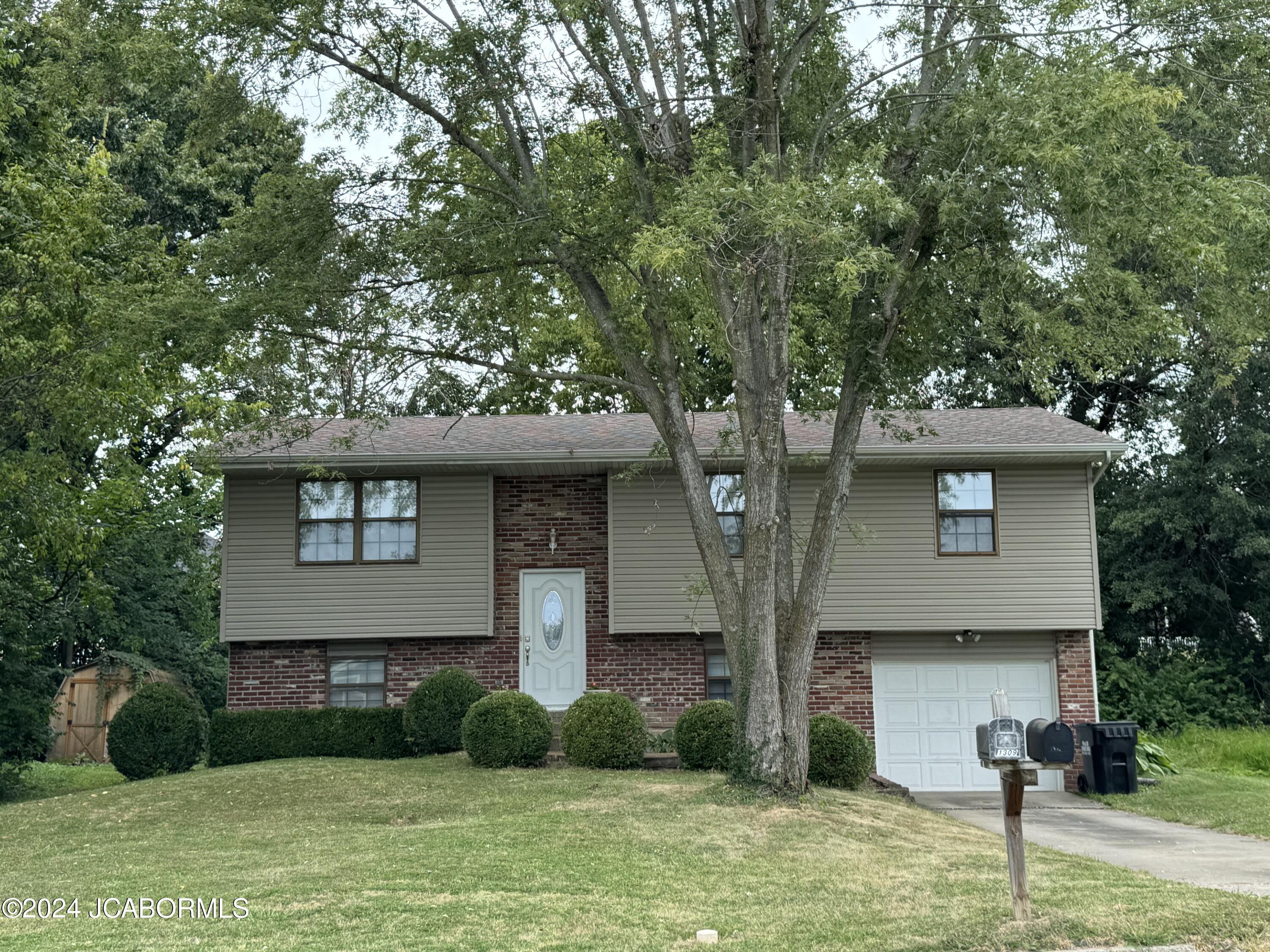 Mernie Dr, Jefferson City, MO 65109