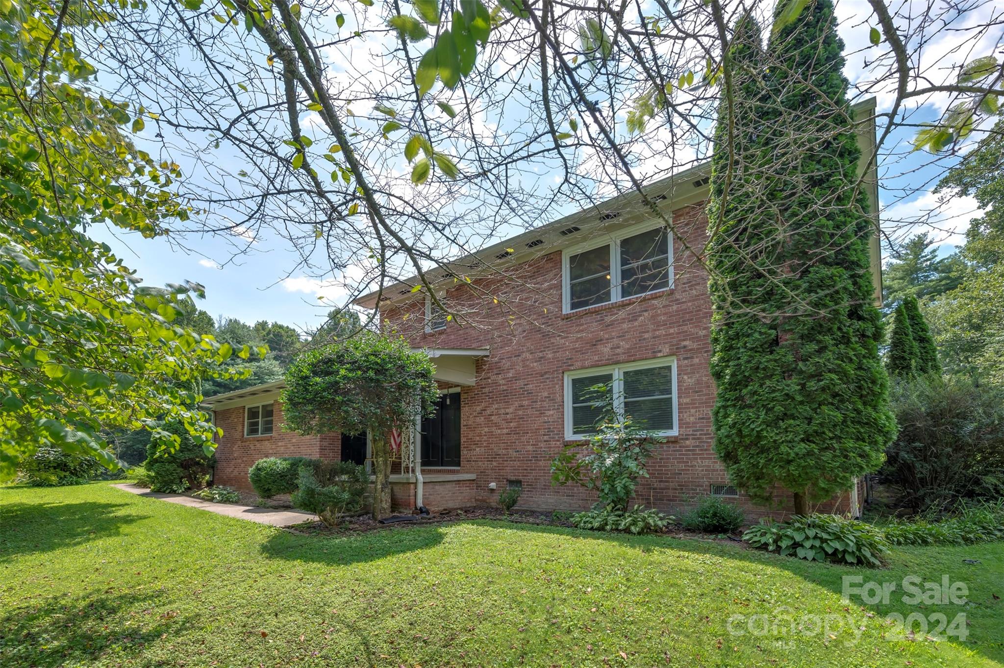 Arthur Ln, Hendersonville, NC 28791