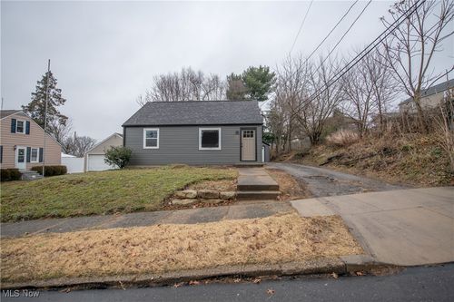 226 Hawthorne Ave Ne, Massillon, OH, 44646-4530 | Card Image