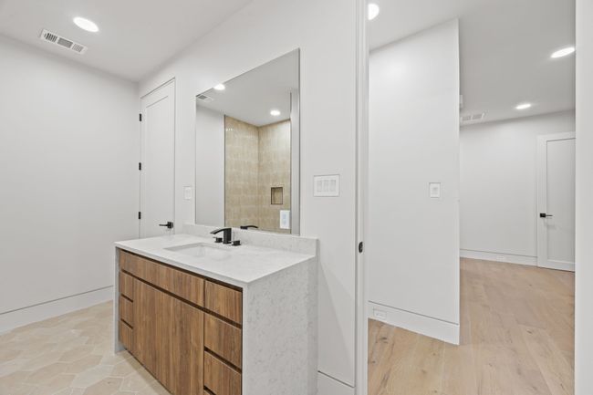 Upstairs bath | Image 34