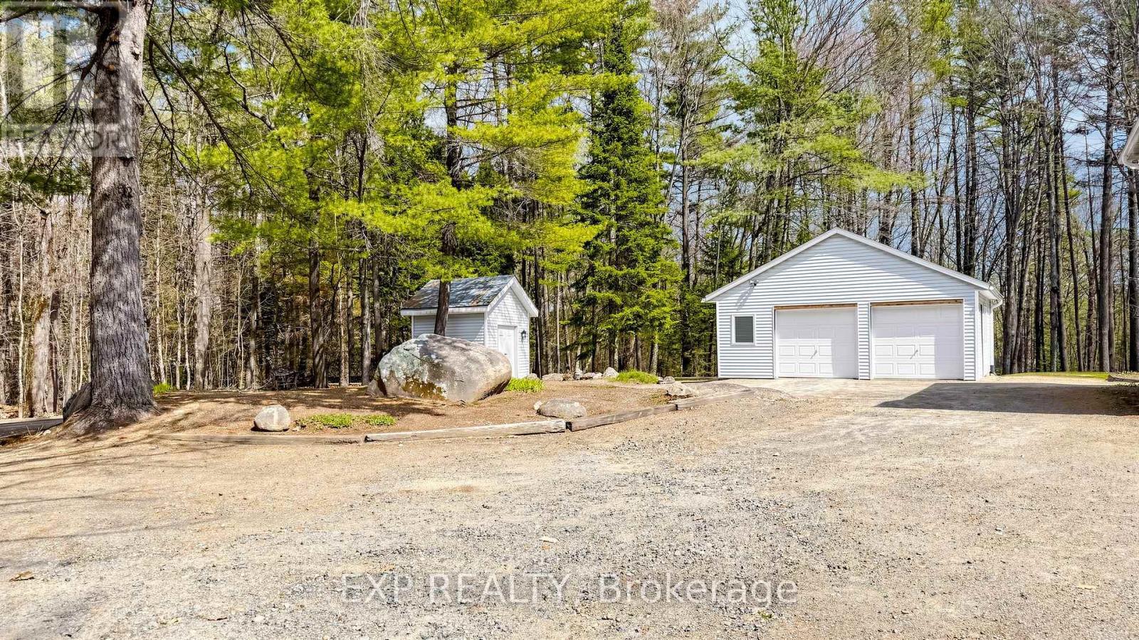Residential in Lake of Bays (Mclean) 5