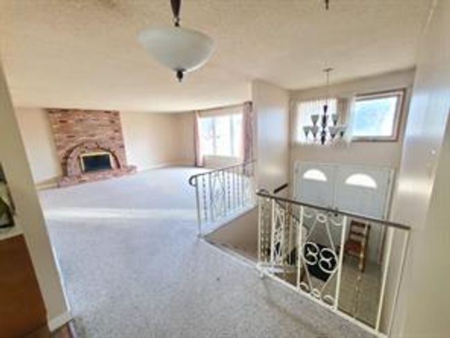 961 15 St S, House detached with 6 bedrooms, 2 bathrooms and 5 parking in Lethbridge AB | Image 4