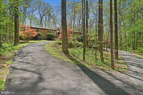 951 Captain Hickory Dr, GREAT FALLS, VA, 22066-1930 | Card Image