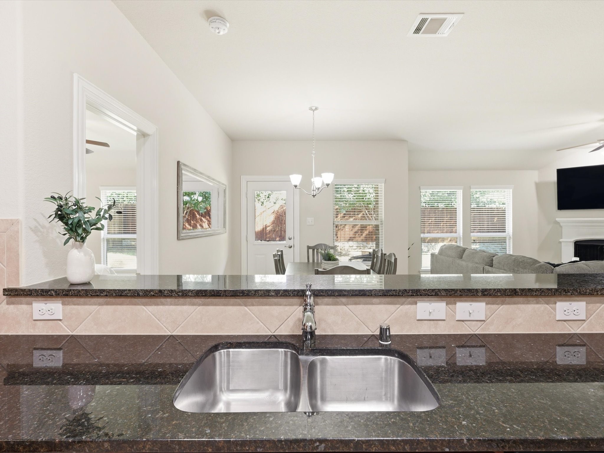 Residential Lease in Oak Point 5