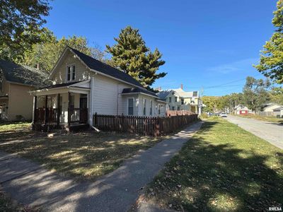 1602 W 6 Th Street, House other with 2 bedrooms, 1 bathrooms and null parking in Davenport IA | Image 2