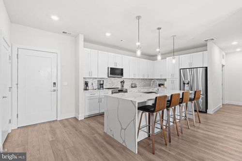 215-1761 Old Meadow Rd, MCLEAN, VA, 22102-4345 | Card Image