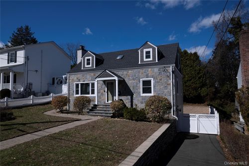 40 Wickford Rd, New Rochelle, NY, 10801-1418 | Card Image