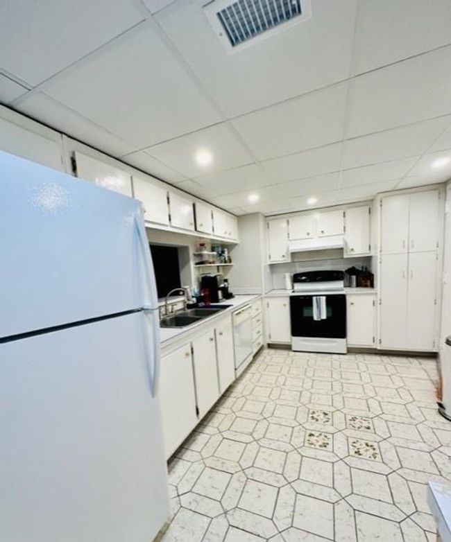 APT-212 - 1150 Hillsboro Mile, Condo with 2 bedrooms, 2 bathrooms and null parking in Hillsboro Beach FL | Image 12